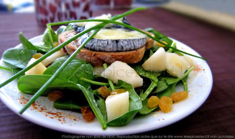 Salade au fromage Sainte-Maure de Touraine, poires, miel et jeunes pousses d’épinards