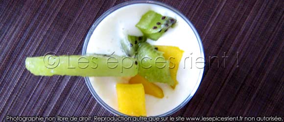 Tiramisu tropical aux fruits exotiques : mangue, coco, ananas, kiwis...