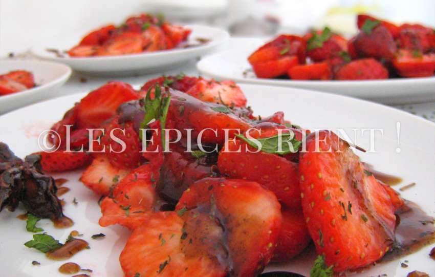 Assiettes de fraises au caramel balsamique et poivre de Sichuan
