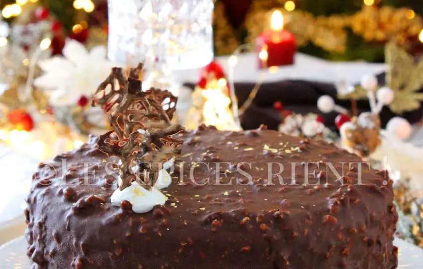 Gâteau chocolat passion sur croustillant aux noisettes, glaçage rocher