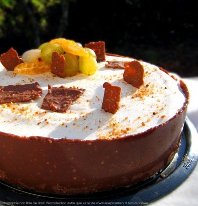Gâteau mousseux aérien poire – chocolat sur un croustillant au praliné
