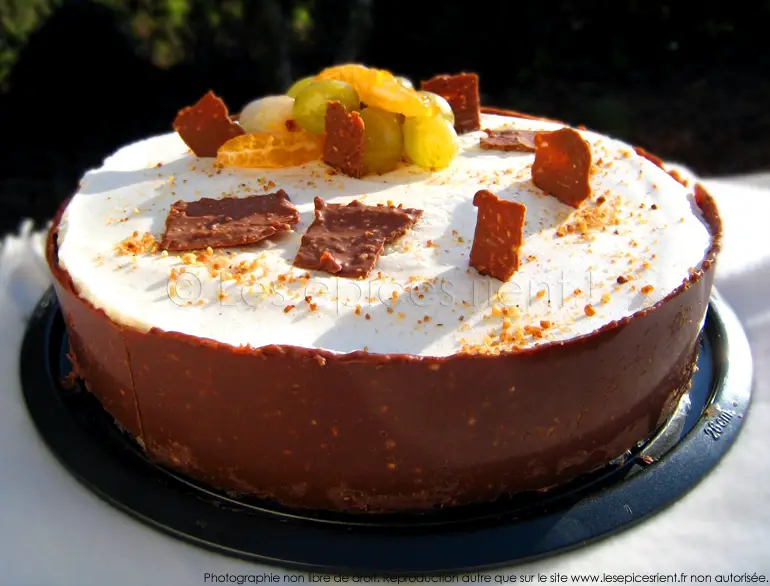 Gâteau mousseux aérien poire - chocolat sur un croustillant au praliné