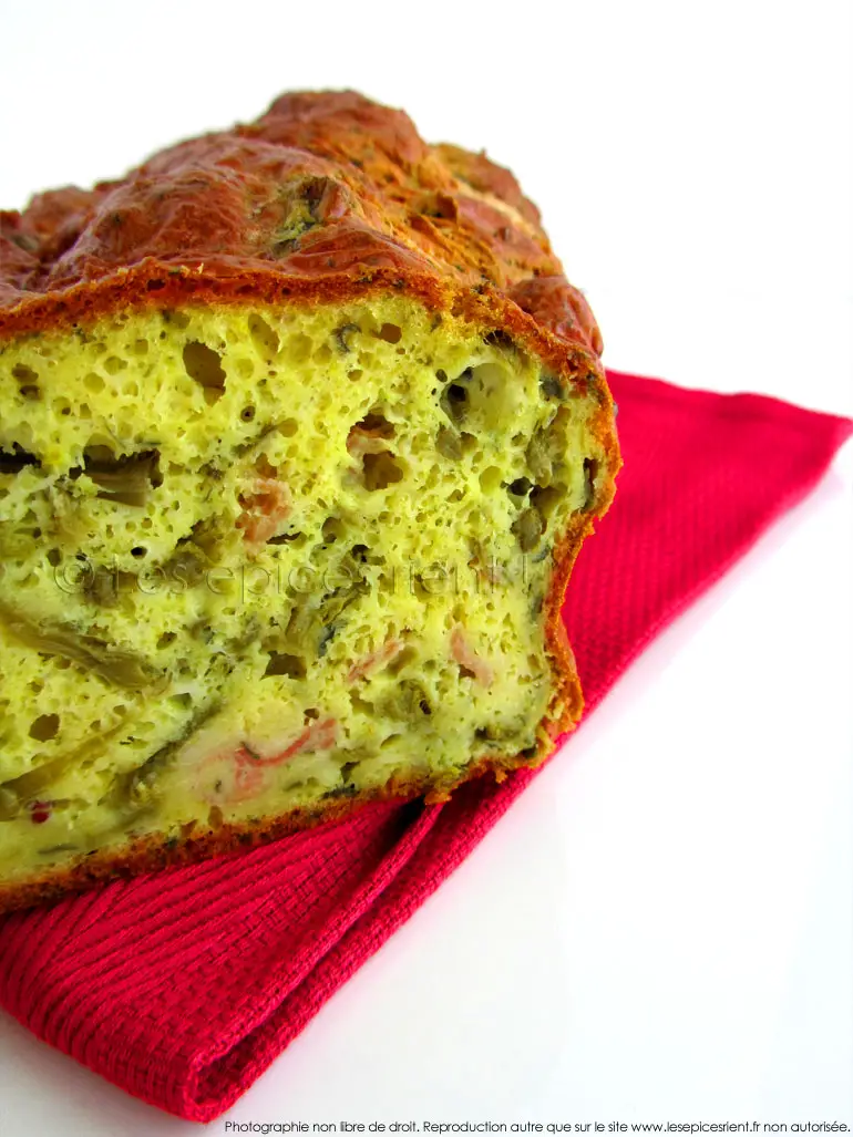 Cake aux asperges vertes, jambon italien et ail des ours