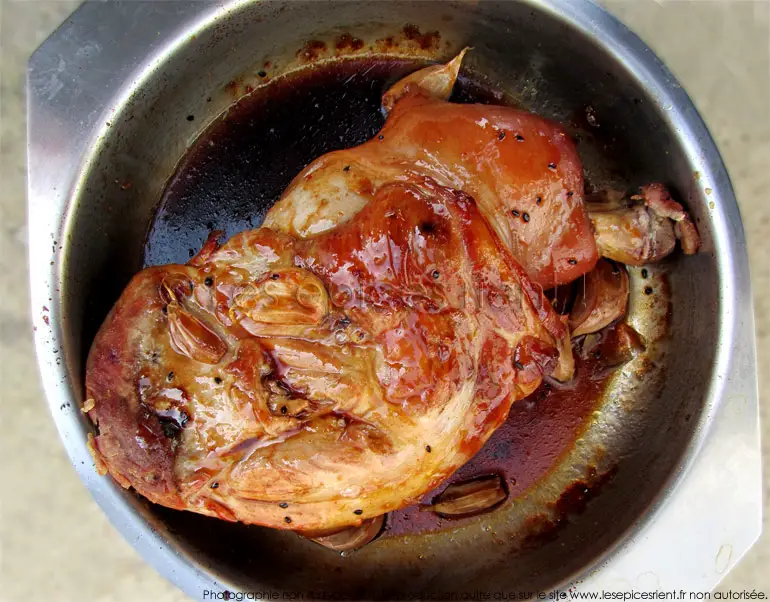 Epaule de cochon de lait, laquée au miel et épices