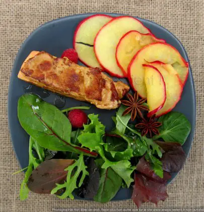 Salade festive : mesclun, escalope croustillante de foie gras aux épices et pommes poêlées