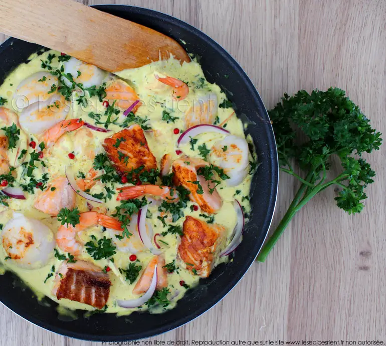 Poêlée De La Mer Saint Jacques Crevettes Et Saumon Aux épices Douces Et Parfumées