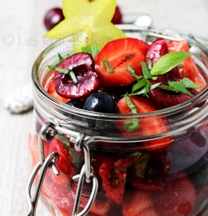 Salade de fruits rouges à la menthe et au basilic
