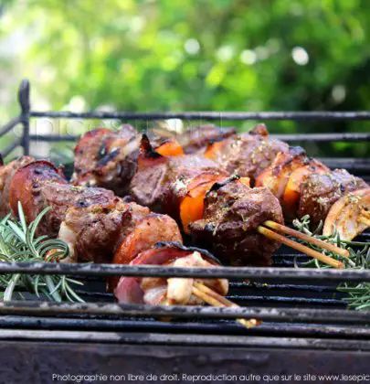 Brochettes de bœuf, saucisse et lard fumé grillées au barbecue