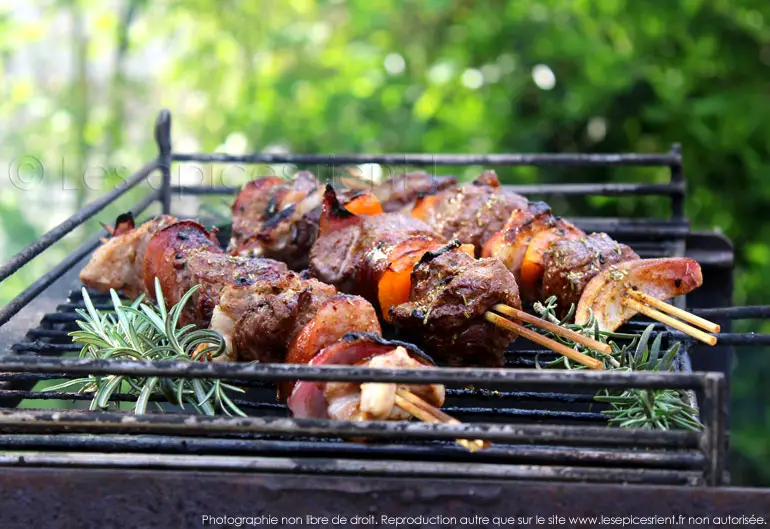 Brochettes de bœuf, saucisse et lard fumé grillées au barbecue