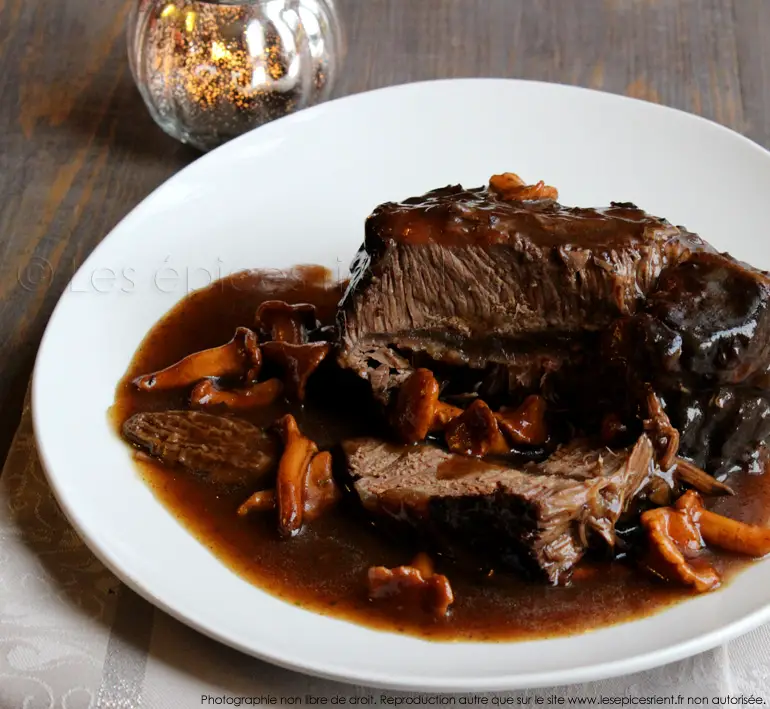 Rôti De Paleron Mijoté En Sauce Tout Tendre Poêlée De Champignons Festifs