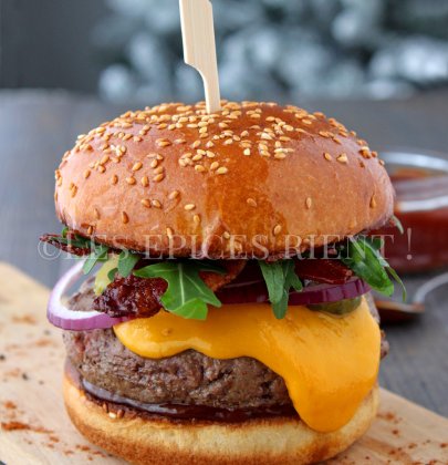 Burger maison : steak grillé, sauce barbecue-miel, cheddar, lard fumé grillé et roquette