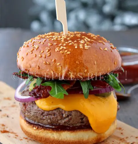 Burger maison : steak grillé, sauce barbecue-miel, cheddar, lard fumé et roquette
